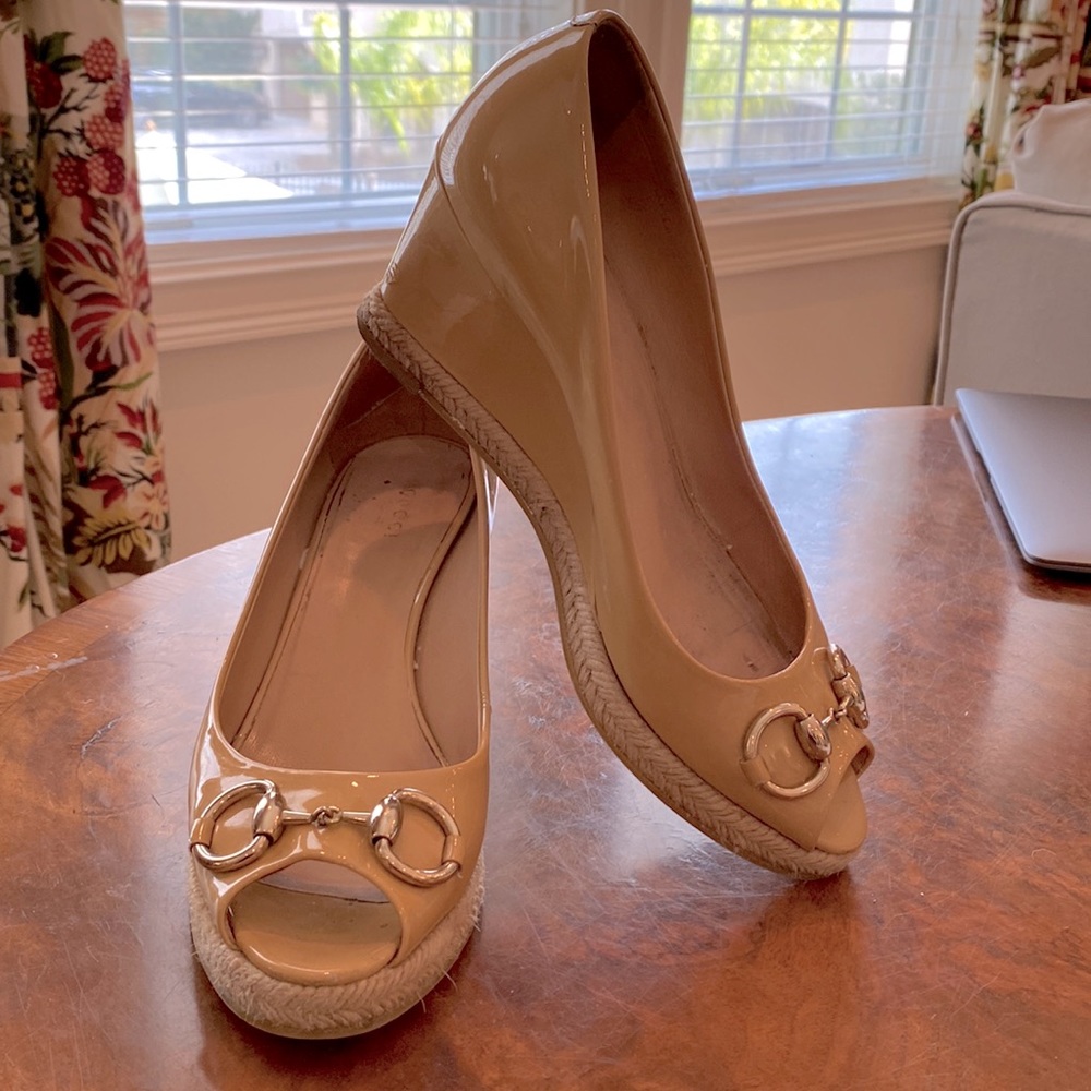 Gucci Nude patent wedges sz 39.5